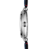 REF: 1764/42 Subtilement mise en relief par des surfaces polies et brossées, la forme coussin du boîtier en acier inoxydable 316L (42 mm de diamètre) rehausse le cadran au fond bleu. Cette montre est dotée d'un bracelet en textile. Très 70’s par sa grande ouverture Jour/Date à 3h, celui-ci n’est pas sans rappeler l’esthétique d’une boussole de navigation. Son étanchéité est efficace jusqu'à 100 mètres.