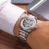 REF: 1868/BSQ12 Cette Newport squelette automatique se démarque par sa beauté intérieure. Cette montre Michel Herbelin met en exergue son mouvement automatique dans un cadran transparent. Etanche à 100 mètres, cette montre est dessinée, conçue, assemblée, réglée et contrôlée dans les ateliers Michel Herbelin, cette montre offre l’assurance d’un haut niveau d’exigences techniques avec son boîtier de 42mm.