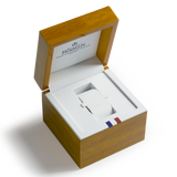 REF: 1764/42 Subtilement mise en relief par des surfaces polies et brossées, la forme coussin du boîtier en acier inoxydable 316L (42 mm de diamètre) rehausse le cadran au fond bleu. Cette montre est dotée d'un bracelet en textile. Très 70’s par sa grande ouverture Jour/Date à 3h, celui-ci n’est pas sans rappeler l’esthétique d’une boussole de navigation. Son étanchéité est efficace jusqu'à 100 mètres.