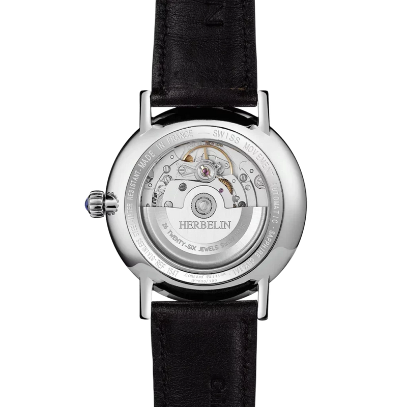 Réf : 1547/TN12GP  A la fois rétro et soignée dans les détails, cette édition limitée en 500 exemplaires enrichit la collection Inspiration. Cette montre est équipée d’un boitier de 40 mm de diamètre animée d’un cadran de couleur argent blanc et d’un compteur indiquant la phase de lune. Munie d’un bracelet en cuir végétal patiné à la main, cette montre est inspirée de l’édition mythique des années 50. Ce modèle Herbelin au charme intemporel est dessiné et assemblé en France.