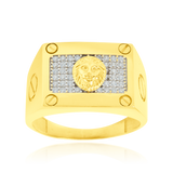 Chevalière rectangulaire, montée d'un tête de Lion et pavée de zirconiums, agrémentée de motifs en forme de vis, en Or Jaune 18 Carats - 750/000  La chevalière est le bijou indémodable qui a su traverser les époques pouvant se transmettre de père en fils.   CARACTERISITIQUES:   Largeur (mm) : 14.6 Poids (gr) : 9.86        Matière : Or 18 Carats - 750/000 17310 