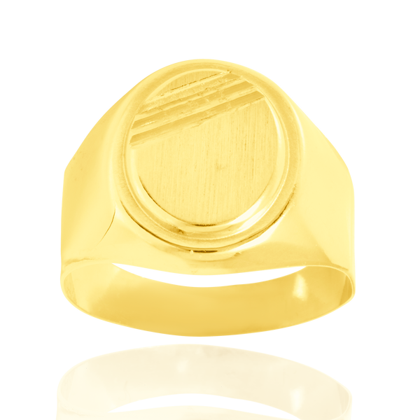 Chevalière ovale, montée d'un plateau mate et strié, en Or Jaune 18 Carats - 750/000  La chevalière est le bijou indémodable qui a su traverser les époques pouvant se transmettre de père en fils.  Gravure possible   CARACTERISITIQUES:   Largeur (mm) : 15.00 Poids (gr) : 4.00         Matière : Or 18 Carats - 750/000 18214 