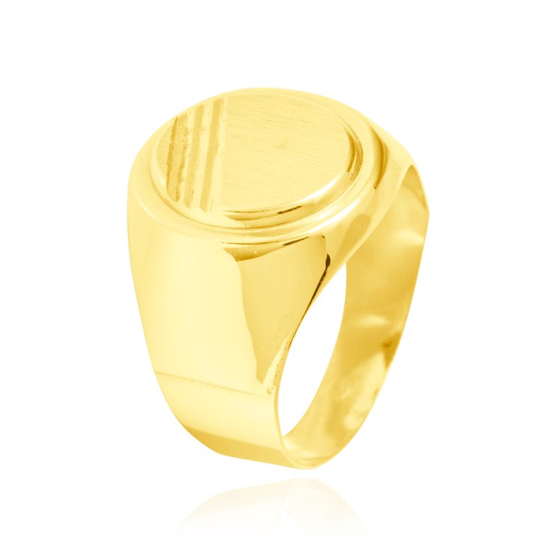 Chevalière ovale, montée d'un plateau mate et strié, en Or Jaune 18 Carats - 750/000  La chevalière est le bijou indémodable qui a su traverser les époques pouvant se transmettre de père en fils.  Gravure possible   CARACTERISITIQUES:   Largeur (mm) : 15.00 Poids (gr) : 4.00         Matière : Or 18 Carats - 750/000 18214 