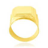 Chevalière assez large, avec son plateau rectangulaire et diamanté, en Or Jaune 18 Carats - 750/000  La chevalière est le bijou indémodable qui a su traverser les époques pouvant se transmettre de père en fils.   CARACTERISITIQUES:   Largeur (mm) : 23.9 Poids (gr) : 9.41         Matière : Or 18 Carats - 750/000 18614