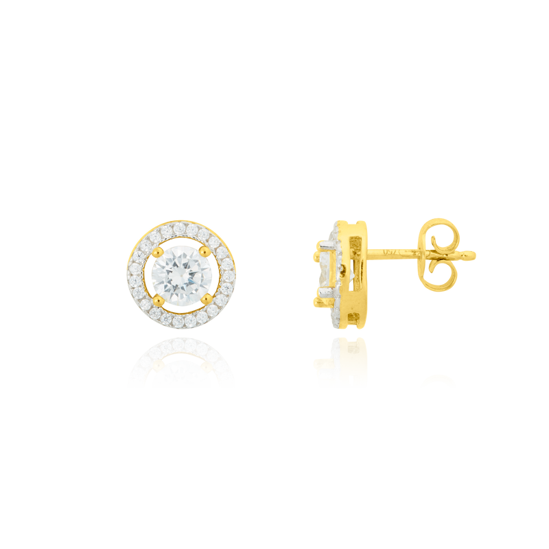 Boucles d'oreilles clous rondes, serties d'un zirconium central et son contour pavé de zirconiums, en Or Jaune 18 Carats - 750/000   Offrir une boucle d'oreille c'est être sûr que le cadeau plaira.   CARACTERISTIQUES  Largeur (mm) : 9.2 Poids (gr) : 2.41     Matière : Or 18 Carats - 750/000 18693