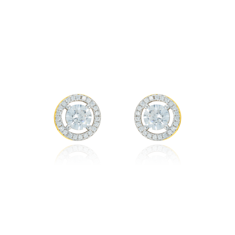 Boucles d'oreilles clous rondes, serties d'un zirconium central et son contour pavé de zirconiums, en Or Jaune et Or Blanc 18 Carats - 750/000   Offrir une boucle d'oreille c'est être sûr que le cadeau plaira.   CARACTERISTIQUES :  Poids en 7mm (gr) : 1.43          Poids en 8mm (gr) : 1.83      Poids en 9mm (gr) : 2.41    Matière : Or 18 Carats - 750/000 20990-20989-20991