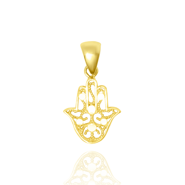Pendentif en forme de Main de Fatima ajourée et striée en Or Jaune 18 Carats - 750/000.     CARACTERISTIQUES :  Dimensions H x l (mm) : 10.65 x 9.5 Poids (gr) : 0.52 Matière : Or 18 Carats - 750/000 18815 