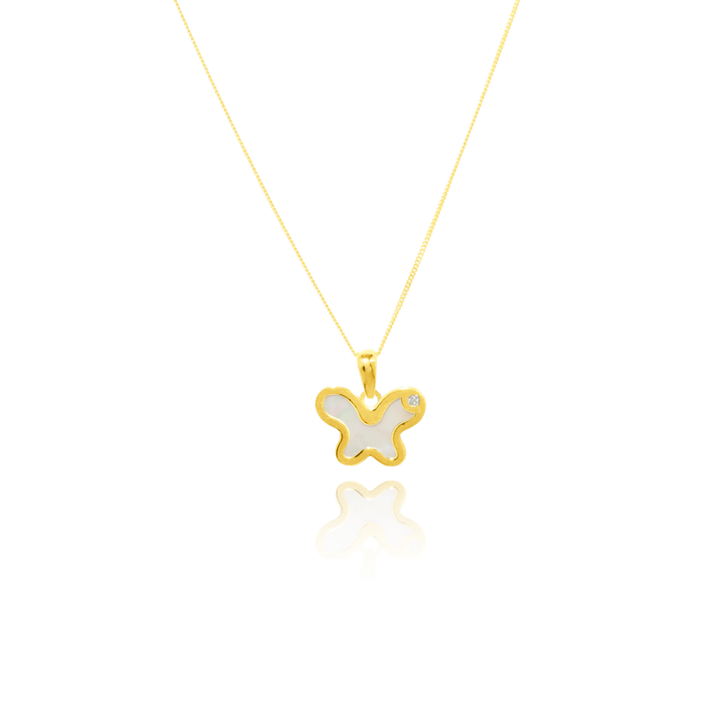 Collier orné d’un pendentif En forme de papillon serti d’une nacre véritable et d'un zirconium, monté sur une chaine maille plate massive, en Or Jaune 18 Carats - 750/000.  Symbole d'amitié ou de séduction, chaînes et colliers n'ont qu'un but : sublimer votre cou.     CARACTERISTIQUES :  Longueur (cm) : 45.00 Dimensions motif (mm) : 12.80 Poids (gr) : 1.58 Matière : Or 18 Carats - 750/000 18868-19764 