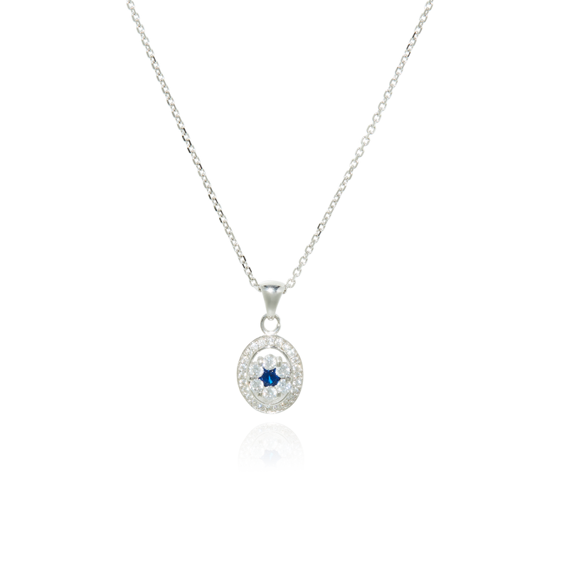 Collier et son pendentif motif ovale Fleur sertie pavé de zirconiums et d'un zirconium bleu au centre monté sur une chaine maille forçat massive en Or Blanc 18 Carats - 750/000.  Symbole d'amitié ou de séduction, chaînes et colliers n'ont qu'un but : sublimer votre cou.    CARACTERISTIQUES :  Longueur (cm) : 45.00 Largeur motif (mm) : 9.45 Poids (gr) : 3.87 Matière : Or 18 Carats - 750/000 18875-18807