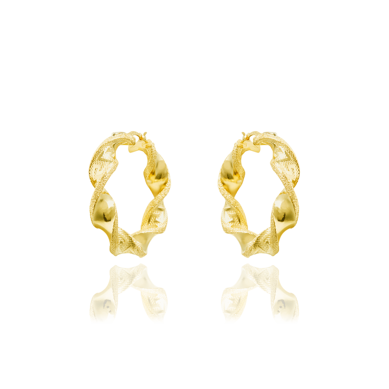 Boucles d'oreilles créoles torsadées, sablées et lisses avec des motifs grecs, en Or Jaune 18 Carats - 750/000.  Les créoles, véritables accessoires de mode intemporels, ajoutent une touche d'élégance à n'importe quelle tenue.  CARACTERISTIQUES :  Diamètre (cm) : 2.50 Epaisseur (mm) : 7.00 Poids (gr) : 7.28     Matière : Or 18 Carats - 750/000 18911