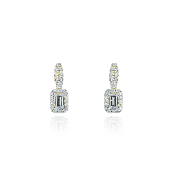 Boucles d'oreilles dormeuses , zirconium central de forme rectangulaire et serties de petits zirconiums, en Or Jaune et Or Blanc 18 Carats - 750/000.   Simples à arborer, les dormeuses sauront vous sublimer de jour comme de nuit.   CARACTERISTIQUES :  Hauteur x largeur (mm) : 16.4 x 6 Poids (gr) : 2.58     Matière : Or 18 Carats - 750/000. 18943