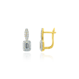 Boucles d'oreilles dormeuses , zirconium central de forme rectangulaire et serties de petits zirconiums, en Or Jaune et Or Blanc 18 Carats - 750/000.   Simples à arborer, les dormeuses sauront vous sublimer de jour comme de nuit.   CARACTERISTIQUES :  Hauteur x largeur (mm) : 16.4 x 6 Poids (gr) : 2.58     Matière : Or 18 Carats - 750/000. 18943