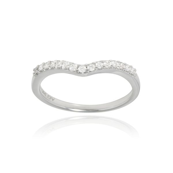 Alliance en forme de vague, sertie de diamants, en Or Blanc 18 Carats - 750/000, permettant de s'enchevêtrer dans un solitaire.  L'alliance est plus qu'un simple bijou, elle est la matérialisation physique d'un amour inconditionnel entre deux êtres.   CARACTERISTIQUES :   Epaisseur (mm) : 1.80 Poids (gr) : 2.97 Nombre de diamants : 15      Carats : 0.20 Matière : Or 18 Carats - 750/000 19377