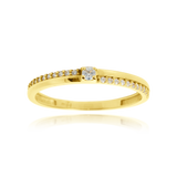 Solitaire sertie de zirconiums blancs, en Or Jaune 18 Carats - 750/000.   CARACTERISTIQUES :  Pierre centrale (mm) : 2.00 Epaisseur (mm) : 2.12 Poids Moyen (gr) : 1.50      Matière : Or 18 Carats - 750/000 19596