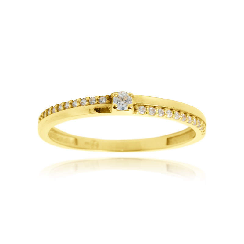 Solitaire sertie de zirconiums blancs, en Or Jaune 18 Carats - 750/000.   CARACTERISTIQUES :  Pierre centrale (mm) : 2.00 Epaisseur (mm) : 2.12 Poids Moyen (gr) : 1.50      Matière : Or 18 Carats - 750/000 19596