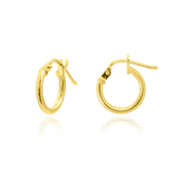 Boucles d'oreilles créoles lisses en Or Jaune, 18 Carats - 750/000.  Les créoles, véritables accessoires de mode intemporelles, ajoutent une touche d'élégance à n'importe quelle tenue.    CARACTERISTIQUES :  Epaisseur (mm) : 1.50 Poids en 1cm (gr) : 0.76     Poids en 2cm (gr) : 1.00 Matière : Or 18 Carats - 750/000 19624-19621