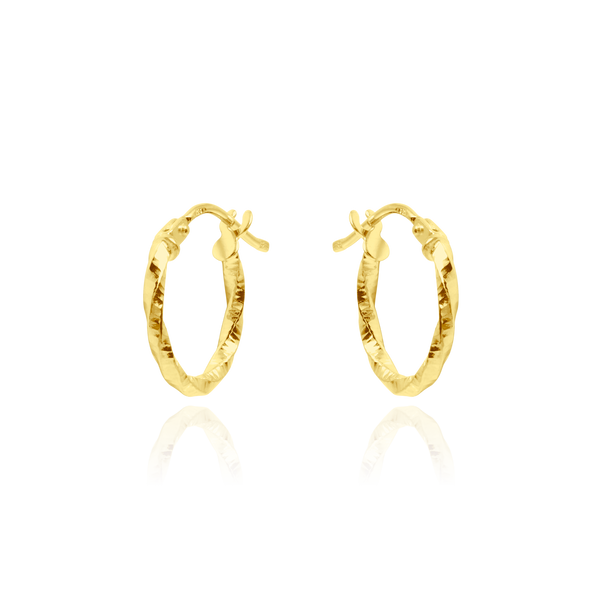 Boucles d'oreilles créoles en forme d'un tube carré torsadé et strié, en Or Jaune 18 Carats - 750/000.  Les créoles, véritables accessoires de mode intemporels, ajoutent une touche d'élégance à n'importe quelle tenue.    CARACTERISTIQUES :  Diamètre (cm) : 1.30 Epaisseur (mm) : 1.56 Poids (gr) : 0.76     Matière : Or 18 Carats - 750/000 19625 