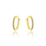 Boucles d'oreilles créoles serties de zirconiums, en Or Jaune 18 Carats - 750/000.   Les créoles, véritables accessoires de mode intemporels, ajoutent une touche d'élégance à n'importe quelle tenue.   CARACTERISTIQUES :  Diamètre (cm) : 1.40 Epaisseur (mm) : 1.70 Poids (gr) : 1.73     Matière : Or 18 Carats - 750/000 19575-19626