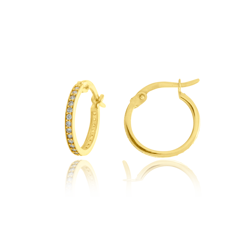 Boucles d'oreilles créoles serties de zirconiums, en Or Jaune 18 Carats - 750/000.   Les créoles, véritables accessoires de mode intemporels, ajoutent une touche d'élégance à n'importe quelle tenue.   CARACTERISTIQUES :  Diamètre (cm) : 1.40 Epaisseur (mm) : 1.70 Poids (gr) : 1.73     Matière : Or 18 Carats - 750/000 19575-19626