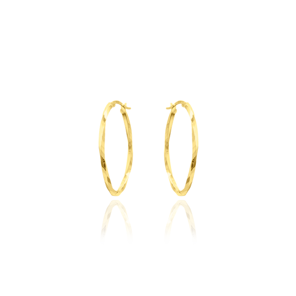Boucles d'oreilles créoles ovales torsadées, d'un tube carrée de 2mm, en Or Jaune 18 Carats - 750/000.  Les créoles, véritables accessoires de mode intemporels, ajoutent une touche d'élégance à n'importe quelle tenue.   CARACTERISTIQUES :  Taille M (mm) : H 25.00 x l 17.00 Taille L (mm) : H 35.00 x l 20.00 Epaisseur (mm) : 2.16 Poids M (gr) : 1.82 Poids L (gr) : 2.55 Matière : Or 18 Carats - 750/000 19627-19626-20023