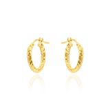 Boucles d'oreilles créoles torsadées et striées en Or Jaune, 18 Carats - 750/000.  Les créoles, véritables accessoires de mode intemporels, ajoutent une touche d'élégance à n'importe quelle tenue.   CARACTERISTIQUES :  Diamètre (cm) : 1.40 Epaisseur (mm) : 2.17 Poids (gr) : 1.06     Matière : Or 18 Carats - 750/000 19628 
