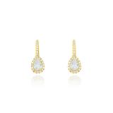 Boucles d'oreilles dormeuses en forme de goutte serties de zirconiums, en Or Jaune 18 Carats - 750/000.  Simples à arborer, les dormeuses sauront vous sublimer de jour comme de nuit.   CARACTERISTIQUES :  Longueur (mm) : 14 Poids (gr) : 2.30  Matière : Or 18 Carats - 750/000 19634