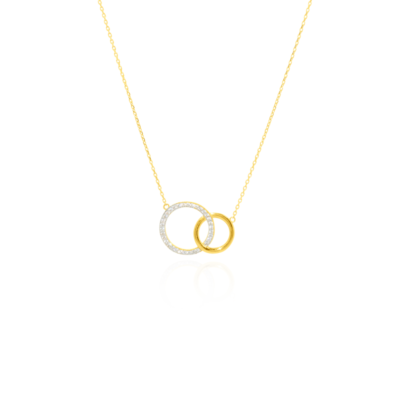 Collier 2 anneaux entrelacés lisses et sertis de zirconiums, monté sur une chaine forçat massive, en Or Jaune et Or Blanc 18 Carats - 750/000.  Symbole d'amitié ou de séduction, chaînes et colliers n'ont qu'un but : sublimer votre cou.    CARACTERISTIQUES :  Longueur (cm) : 45.00 Poids (gr) : 3.76 Matière : Or 18 Carats - 750/000 19665 