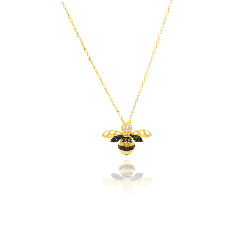 Collier Abeille serti de zirconiums blancs et noirs, monté sur une chaine forçat massive, en Or Jaune 18 Carats - 750/000.  Symbole d'amitié ou de séduction, chaînes et colliers n'ont qu'un but : sublimer votre cou.  CARACTERISTIQUES :  Longueur (cm) : 45.00 Largeur du motif (mm): 15.85 Poids (gr) : 2.35 Matière : Or 18 Carats - 750/000 19672