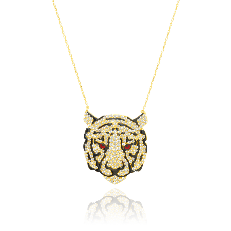 Collier orné de son motif en forme de tête de tigre serti de zirconiums, monté sur une chaine forçat massive, en Or Jaune et Or Noir 18 Carats - 750/000.  Symbole d'amitié ou de séduction, chaînes et colliers n'ont qu'un but : sublimer votre cou.    CARACTERISTIQUES :  Longueur (cm) : 45.00 Largeur motif (cm):  2.30 Poids (gr) : 8.00 Matière : Or 18 Carats - 750/000 19701