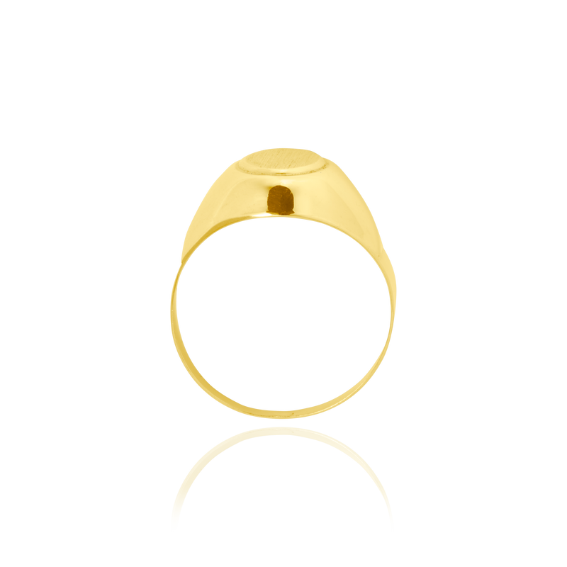 Chevalière ovale, montée d'un plateau mate, en Or Jaune 18 Carats - 750/000  La chevalière est le bijou indémodable qui a su traverser les époques pouvant se transmettre de père en fils.  Gravure possible   CARACTERISITIQUES:   Largeur (mm) : 13.00 Poids (gr) : 3.00        Matière : Or 18 Carats - 750/000 19790