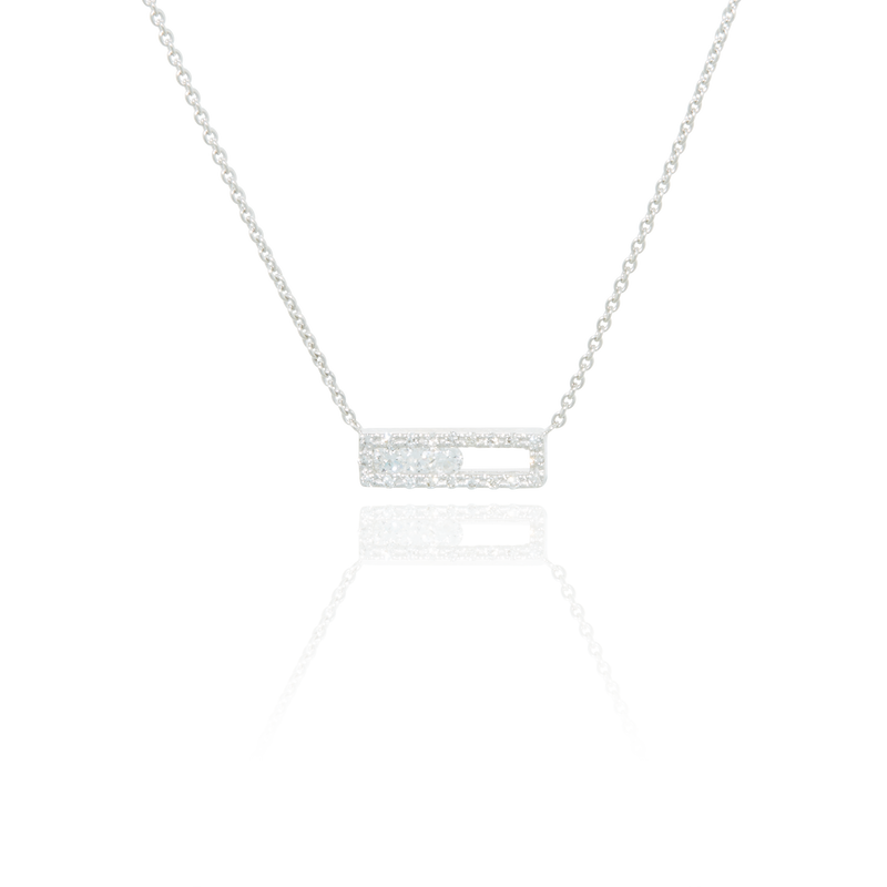Collier barrette pavée de diamants et ornée de 3 diamants articulés, montée sur une chaine forçat massive, en Or Blanc 18 Carats - 750/000.  Symbole d'amitié ou de séduction, chaînes et colliers n'ont qu'un but : sublimer votre cou.