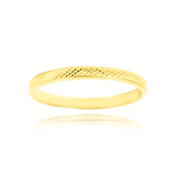 Alliance lisse et diamantée en Or Jaune 18 Carats - 750/000.  L'alliance est plus qu'un simple bijou, elle est la matérialisation physique d'un amour inconditionnel entre deux êtres.  Gravure possible   CARACTERISTIQUES :  Poids (gr) : 1.73 Matière : Or 18 Carats - 750/000 Largeur (mm): 2.30 19952