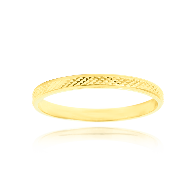 Alliance lisse et diamantée en Or Jaune 18 Carats - 750/000.  L'alliance est plus qu'un simple bijou, elle est la matérialisation physique d'un amour inconditionnel entre deux êtres.  Gravure possible   CARACTERISTIQUES :  Poids (gr) : 1.73 Matière : Or 18 Carats - 750/000 Largeur (mm): 2.30 19952