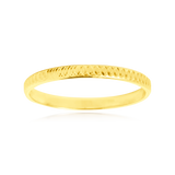 Alliance diamantée en Or Jaune 18 Carats - 750/000.  L'alliance est plus qu'un simple bijou, elle est la matérialisation physique d'un amour inconditionnel entre deux êtres.  Gravure possible   CARACTERISTIQUES :  Poids (gr) : 1.91 Largeur (mm) : 2.30 Matière : Or 18 Carats - 750/000 19954