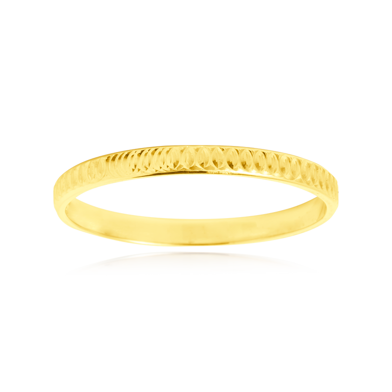 Alliance diamantée en Or Jaune 18 Carats - 750/000.  L'alliance est plus qu'un simple bijou, elle est la matérialisation physique d'un amour inconditionnel entre deux êtres.  Gravure possible   CARACTERISTIQUES :  Poids (gr) : 1.91 Largeur (mm) : 2.30 Matière : Or 18 Carats - 750/000 19954