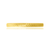 Alliance diamantée en Or Jaune 18 Carats - 750/000.  L'alliance est plus qu'un simple bijou, elle est la matérialisation physique d'un amour inconditionnel entre deux êtres.  Gravure possible   CARACTERISTIQUES :  Poids (gr) : 1.91 Largeur (mm) : 2.30 Matière : Or 18 Carats - 750/000 19954