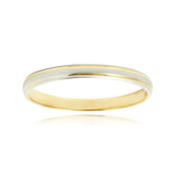 Alliance mate et brillante en Or Jaune et Or Blanc 18 Carats - 750/000.  L'alliance est plus qu'un simple bijou, elle est la matérialisation physique d'un amour inconditionnel entre deux êtres.  Gravure possible   CARACTERISTIQUES :  Poids (gr) : 2.20 Largeur (mm) : 2.40 Matière : Or 18 Carats - 750/000 19955 