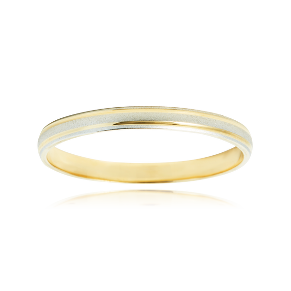 Alliance mate et brillante en Or Jaune et Or Blanc 18 Carats - 750/000.  L'alliance est plus qu'un simple bijou, elle est la matérialisation physique d'un amour inconditionnel entre deux êtres.  Gravure possible   CARACTERISTIQUES :  Poids (gr) : 2.20 Largeur (mm) : 2.40 Matière : Or 18 Carats - 750/000 19955 