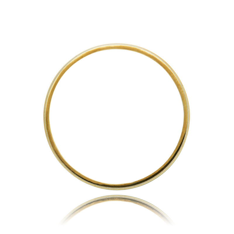 Alliance mate et brillante en Or Jaune et Or Blanc 18 Carats - 750/000.  L'alliance est plus qu'un simple bijou, elle est la matérialisation physique d'un amour inconditionnel entre deux êtres.  Gravure possible   CARACTERISTIQUES :  Poids (gr) : 2.20 Largeur (mm) : 2.40 Matière : Or 18 Carats - 750/000 19955 
