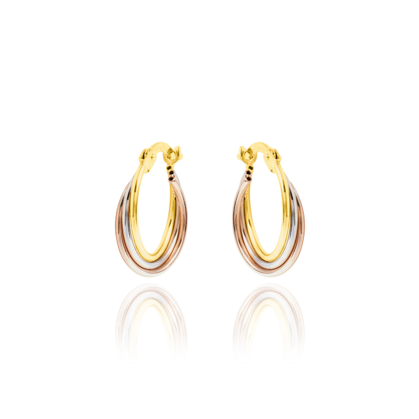 Boucles d'oreilles créoles 3 anneaux entrelacés en Or Jaune, Or Blanc et Or Rose, 18 Carats - 750/000.   Les créoles, véritables accessoires de mode intemporels, ajoutent une touche d'élégance à n'importe quelle tenue.   CARACTERISTIQUES :  Diamètre taille S (cm) : 1.20 Diamètre taille M (cm) : 1.35 Epaisseur (mm) : 3.00 Poids taille S (gr) : 1.45  Poids taille M (gr) : 1.60 Matière : Or 18 Carats - 750/000 20013 - 20014