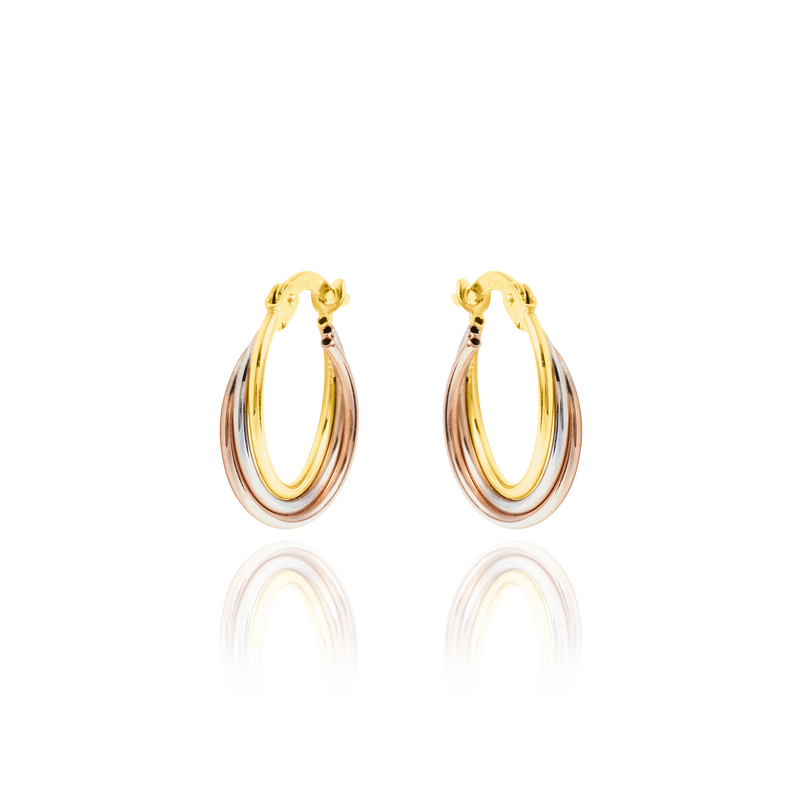 Boucles d'oreilles créoles 3 anneaux entrelacés en Or Jaune, Or Blanc et Or Rose, 18 Carats - 750/000.   Les créoles, véritables accessoires de mode intemporels, ajoutent une touche d'élégance à n'importe quelle tenue.   CARACTERISTIQUES :  Diamètre taille S (cm) : 1.20 Diamètre taille M (cm) : 1.35 Epaisseur (mm) : 3.00 Poids taille S (gr) : 1.45  Poids taille M (gr) : 1.60 Matière : Or 18 Carats - 750/000 20013 - 20014