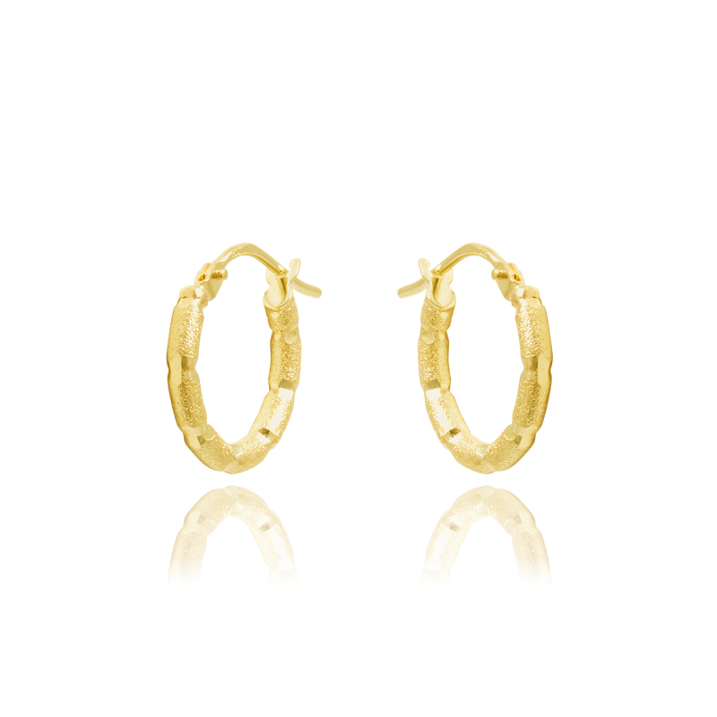 Boucles d'oreilles créoles bambous sablés, en Or Jaune 18 Carats - 750/000.  Les créoles, véritables accessoires de mode intemporels, ajoutent une touche d'élégance à n'importe quelle tenue.   CARACTERISTIQUES :  Diamètre (cm) : 1.00 Epaisseur (mm) : 2.00 Poids (gr) : 1.05     Matière : Or 18 Carats - 750/000 20018