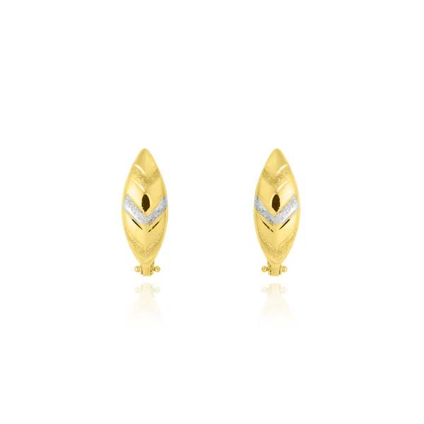 Boucles d'oreilles dormeuses à motif chevron, en forme de feuille, en Or Jaune et Or Blanc, 18 Carats - 750/000.   Simples à arborer, les dormeuses sauront vous sublimer de jour comme de nuit.   CARACTERISTIQUES :  Hauteur x largeur (mm) : 19.5 x 7.7 Poids (gr) : 2.27     Matière : Or 18 Carats - 750/000. 20024