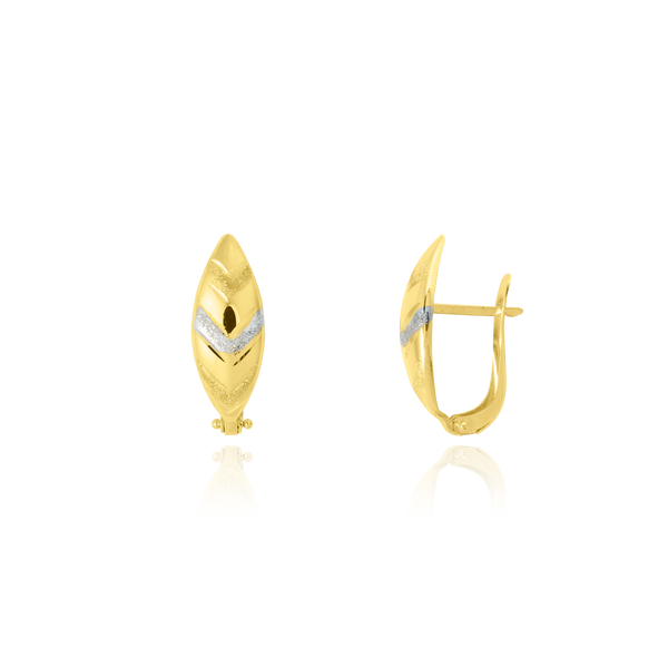 Boucles d'oreilles dormeuses à motif chevron, en forme de feuille, en Or Jaune et Or Blanc, 18 Carats - 750/000.   Simples à arborer, les dormeuses sauront vous sublimer de jour comme de nuit.   CARACTERISTIQUES :  Hauteur x largeur (mm) : 19.5 x 7.7 Poids (gr) : 2.27     Matière : Or 18 Carats - 750/000. 20024
