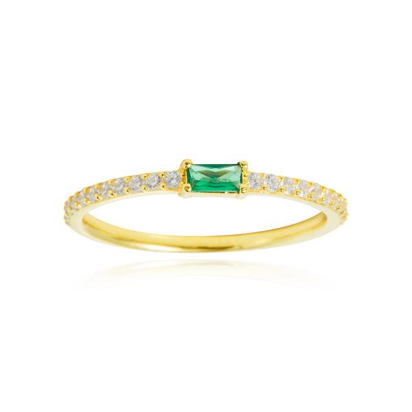 Bague sertie d'un zirconium baguette verte, pavée de zirconiums, en Or Jaune 18 Carats - 750/000.  Cinq possibilités d'embellir vos doigts, portez une de nos bagues.   CARACTERISTIQUES :  Pierre centrale (mm) : 5.00 x 2.57 Epaisseur (mm) : 1.55 Poids Moyen (gr) : 1.66 Matière : Or 18 Carats - 750/000 20033