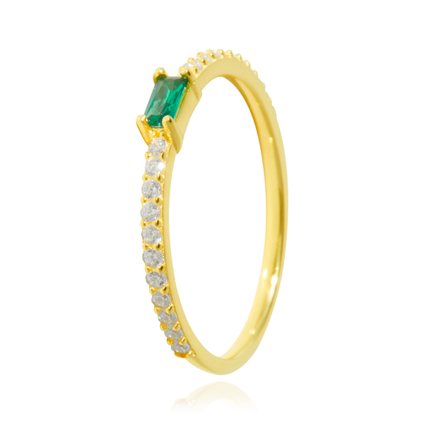 Bague sertie d'un zirconium baguette verte, pavée de zirconiums, en Or Jaune 18 Carats - 750/000.  Cinq possibilités d'embellir vos doigts, portez une de nos bagues.   CARACTERISTIQUES :  Pierre centrale (mm) : 5.00 x 2.57 Epaisseur (mm) : 1.55 Poids Moyen (gr) : 1.66 Matière : Or 18 Carats - 750/000 20033