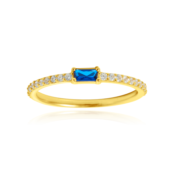 Bague sertie d'un zirconium baguette bleue, pavé de zirconiums, en Or Jaune 18 Carats - 750/000.  Cinq possibilités d'embellir vos doigts, portez une de nos bagues.   CARACTERISTIQUES :  Pierre centrale (mm) : 5.0 x 2.57 Epaisseur (mm) : 1.48 Poids Moyen (gr) : 1.58      Matière : Or 18 Carats - 750/000 20034