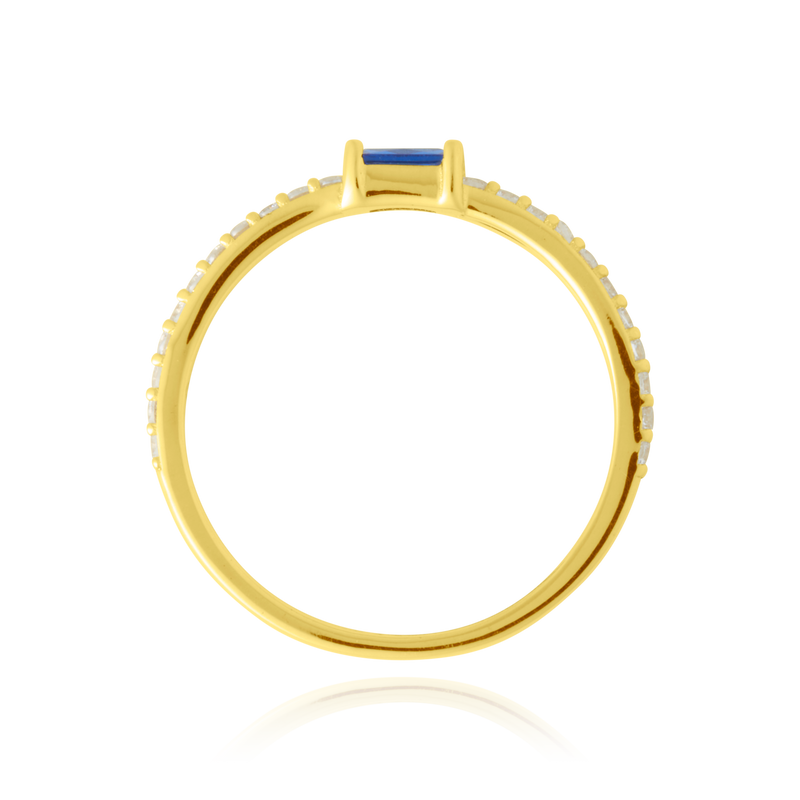 Bague sertie d'un zirconium baguette bleue, pavé de zirconiums, en Or Jaune 18 Carats - 750/000.  Cinq possibilités d'embellir vos doigts, portez une de nos bagues.   CARACTERISTIQUES :  Pierre centrale (mm) : 5.0 x 2.57 Epaisseur (mm) : 1.48 Poids Moyen (gr) : 1.58      Matière : Or 18 Carats - 750/000 20034