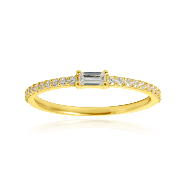 Bague sertie d'un zirconium baguette et pavée de zirconiums, en Or Jaune 18 Carats - 750/000.  Cinq possibilités d'embellir vos doigts, portez une de nos bagues.    CARACTERISTIQUES :  Pierre centrale (mm) : 5.00 x 2.57 Epaisseur (mm) : 1.52 Poids Moyen (gr) : 1.73      Matière : Or 18 Carats - 750/000 20036