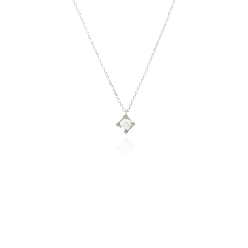 Collier et son pendentif, solitaire serti d'un diamant monté sur une chaine forçat massive, en Or Blanc 18 Carats - 750/000.  Symbole d'amitié ou de séduction, chaînes et colliers n'ont qu'un but : sublimer votre cou.   CARACTERISTIQUES :   Longueur (cm) : 45.00 Diamètre motif (mm) : 5.30      Nombre de diamants : 1 Carats : 0.21 Poids (gr) : 2.25 Matière : Or 18 Carats - 750/000 20091